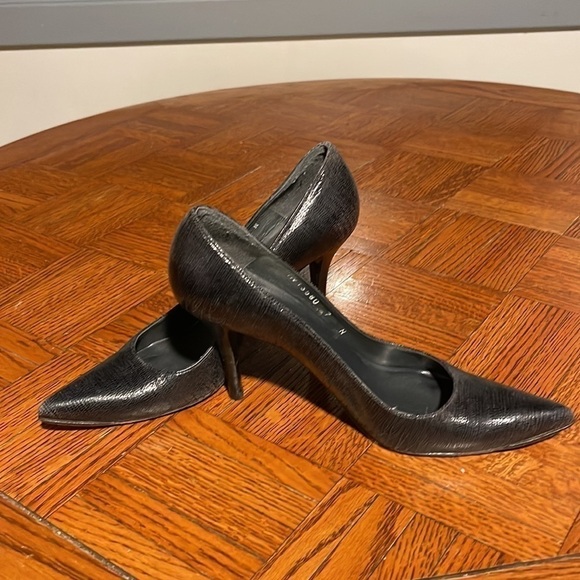 Stuart Weitzman Croc Embossed Leather Pumps. Excellent condition. Size 7 - Picture 3 of 7